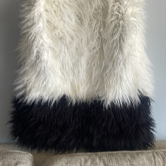 Black and White Faux Fur Vest - Picture 6 of 7